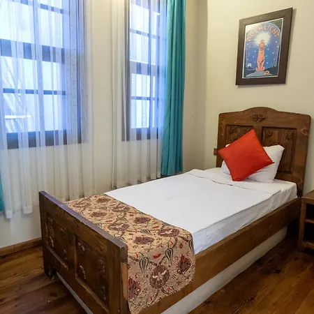 Old House Hotel&pub Hostel *